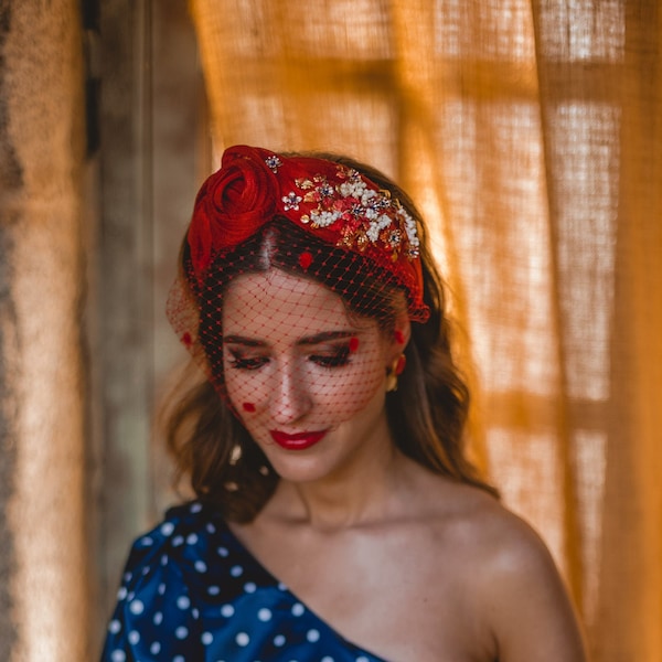 Diadema en sinamay roja con decoraciones joya y flor preservada. Personaliza tu diseño!