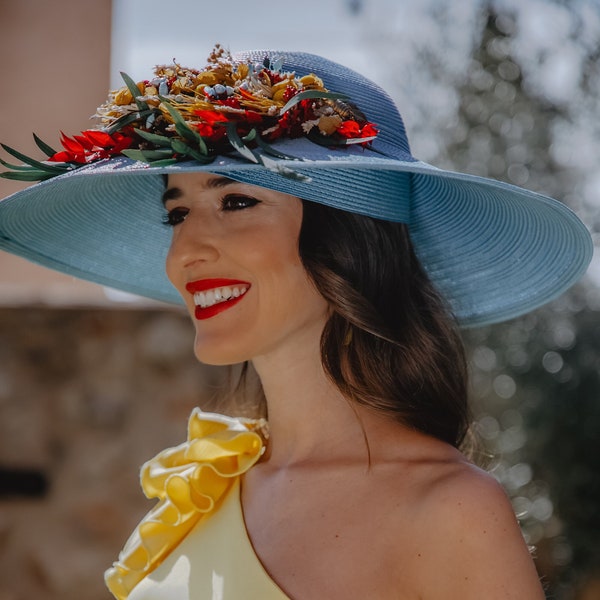Chapeau de mariage bleu décoré à la main de fleurs naturellement préservées. Contactez-nous pour personnaliser le vôtre !