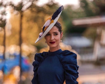 Bridal ladies feathered fascinator. Kentucky derby hats for women. Cream modern fascinator. Royal ascot felt hat. Birdcage hat. Hatinator