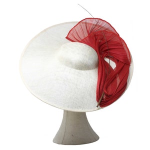 Chapeau d'invité de mariage. Chapeau Royal Ascot. Chapeaux derby pour femmes. Coupe de Melbourne. Coiffes et chapeaux. Artisan. Chapeau soucoupe. image 1