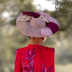 Sombrero elegante tipo plato en sinamay lila con velo para bodas, carreras de caballos y ocasiones especiales