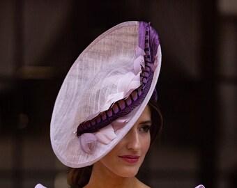 Chapeaux derby pour femmes. Chapeau ascot royal. Fascinateur de plumes moderne. Chapeau d'invité de mariage. Chapeau derby du Kentucky. Chapeau canotier. Bibi violet ivoire