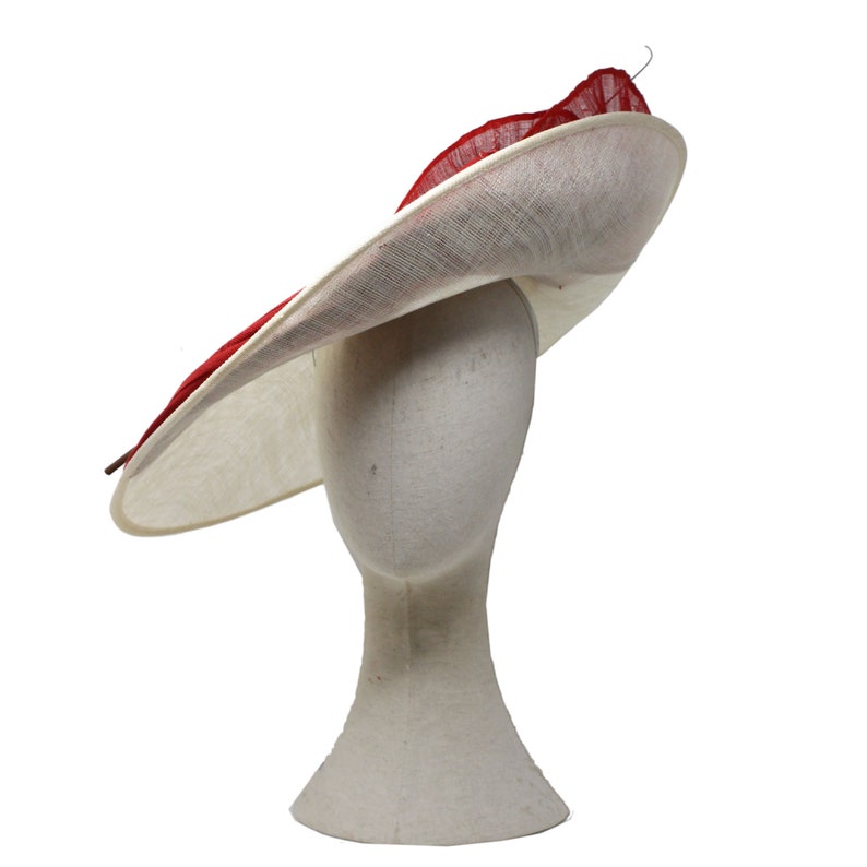 Chapeau d'invité de mariage. Chapeau Royal Ascot. Chapeaux derby pour femmes. Coupe de Melbourne. Coiffes et chapeaux. Artisan. Chapeau soucoupe. image 2