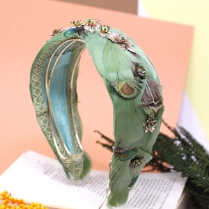 Diadema con Plumas de Pavo Real Sofisticada para Bodas y Eventos