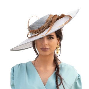 Elegante handgemaakte tovenaar met veren voor bruiloft of race-evenementen