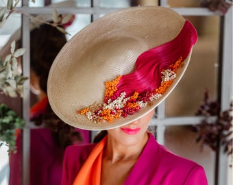 Moderner Fascinator Hut für Damen. Hochzeitsgast Hut. Kentucky Derby Hut. Florales handgefertigtes Headpiece. Brauthut oder Rennhut. Hatinator