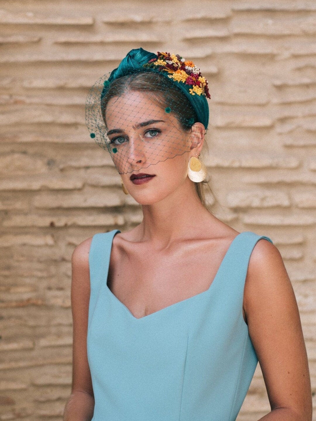 Diadema estilo turbante con para invitadas de sinamay -