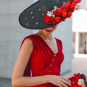 Schwarzer Hutinator. Kentucky Derby Hut. Hochzeitsgast Hut. Elfenbeinfarbener Feder Fascinator. Handgefertigtes Headpiece. Moderner Fascinator Rot