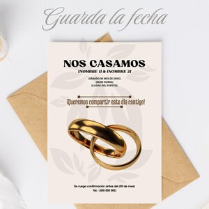 Puede incluir: Una invitación de boda en español con anillos dorados y un sobre de papel kraft. La invitación dice "NOS CASAMOS" (Nos casamos) e incluye espacio para nombres, fecha, hora y lugar. También está presente el texto "Guarda la fecha" (Guarda la fecha).