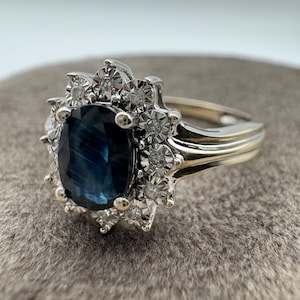 Vintage Oval Sapphire and Diamond Halo Ring White gold - Size 7