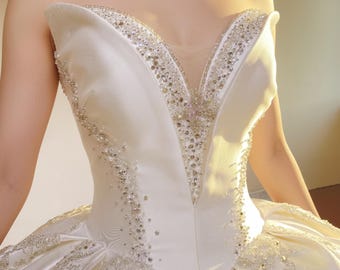 Glamoroso vestido de gala con corsé adornado con cristales // Alta costura nupcial artesanal