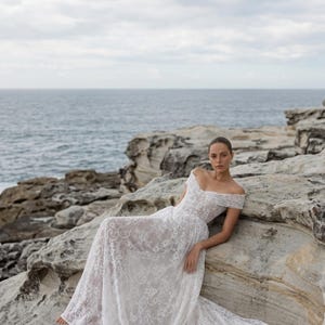 Spetsklänning med bara axlar och baskisk midja och katedralsläp - Romantic Lavish Couture bild 3