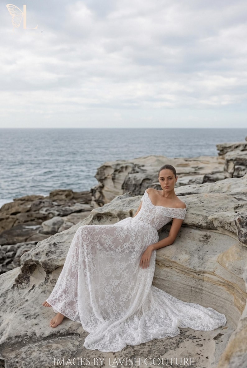 Spetsklänning med bara axlar och baskisk midja och katedralsläp - Romantic Lavish Couture bild 3