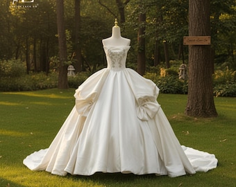 Op maat gemaakte mikado-satijnen baljurk trouwjurk met handgekralen Baskisch korset en dramatische sleep | Couture Royal Gala-jurk