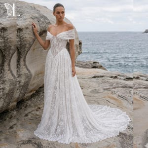 Spetsklänning med bara axlar och baskisk midja och katedralsläp - Romantic Lavish Couture bild 1