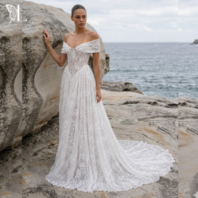 Spetsklänning med bara axlar och baskisk midja och katedralsläp - Romantic Lavish Couture bild 1