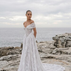Spetsklänning med bara axlar och baskisk midja och katedralsläp - Romantic Lavish Couture bild 2