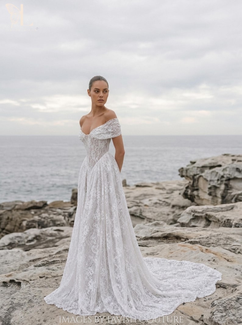 Spetsklänning med bara axlar och baskisk midja och katedralsläp - Romantic Lavish Couture bild 2