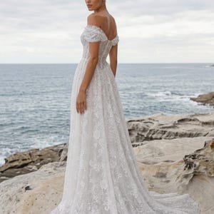 Spetsklänning med bara axlar och baskisk midja och katedralsläp - Romantic Lavish Couture bild 5