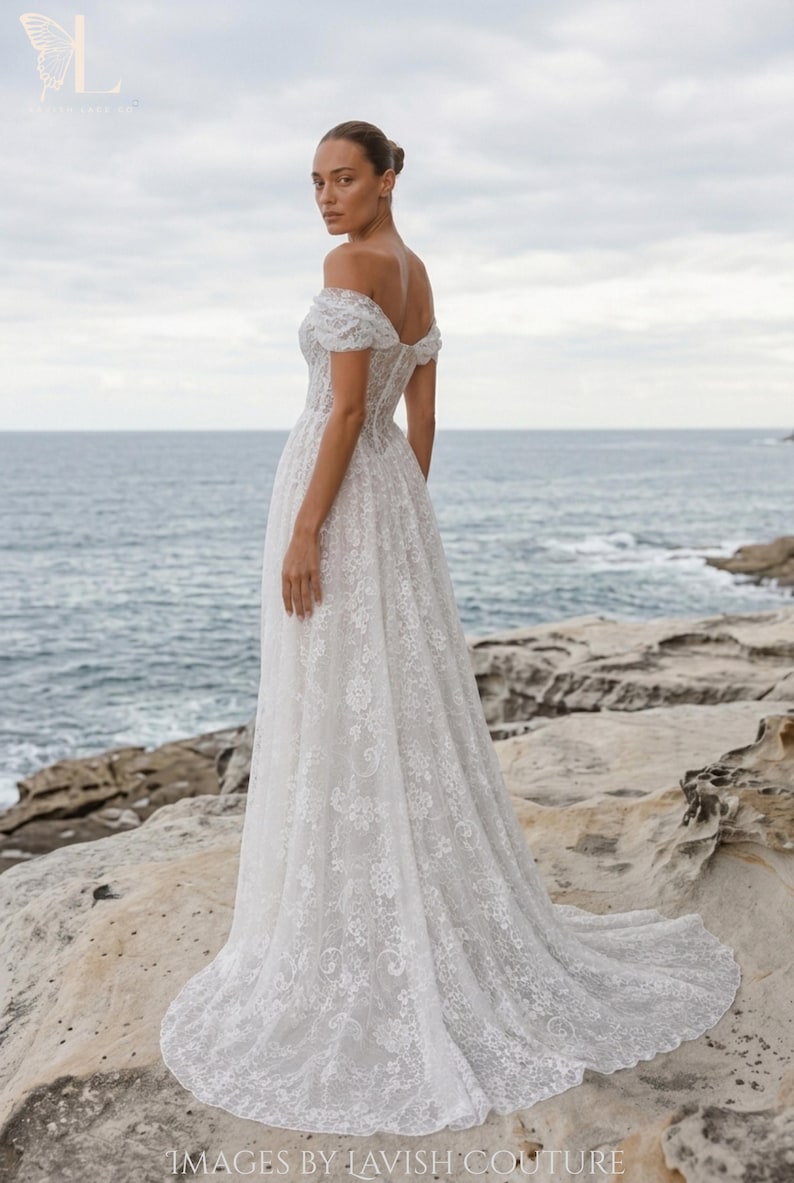 Spetsklänning med bara axlar och baskisk midja och katedralsläp - Romantic Lavish Couture bild 5
