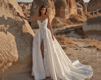 Robe de mariée corset basque en dentelle avec fente haute | de bal victorienne sans bretelles | Train de la cathédrale | Couture de mariée intemporelle pour princesse