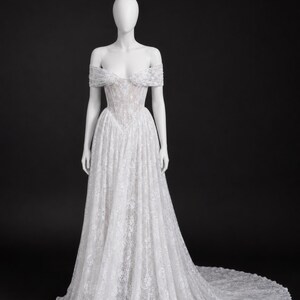 Spetsklänning med bara axlar och baskisk midja och katedralsläp - Romantic Lavish Couture bild 6