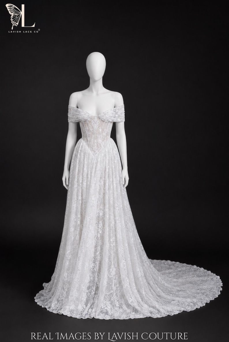 Spetsklänning med bara axlar och baskisk midja och katedralsläp - Romantic Lavish Couture bild 6
