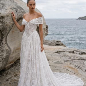 Spetsklänning med bara axlar och baskisk midja och katedralsläp - Romantic Lavish Couture bild 4