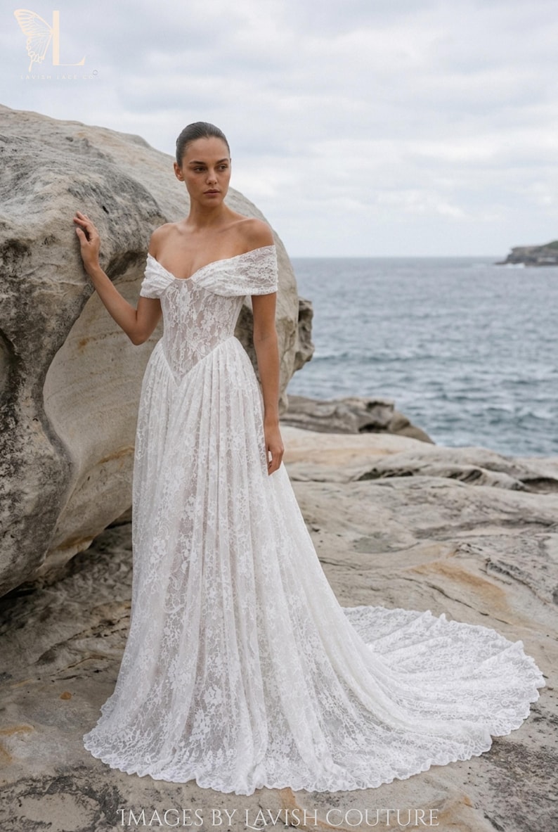 Spetsklänning med bara axlar och baskisk midja och katedralsläp - Romantic Lavish Couture bild 4