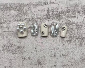 Unghie finte bianche con perle e strass argentati / Unghie finte di lusso fatte a mano / Set di unghie riutilizzabili (1/1 esclusivo prodotto artigianale)