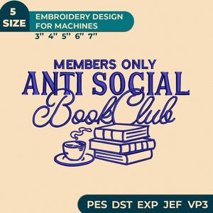 Może przedstawiać: Wzór haftu z napisem "MEMBERS ONLY ANTI SOCIAL Book Club" w kolorze niebieskim. Projekt zawiera stos książek i filiżankę kawy. Projekt jest dostępny w 5 rozmiarach, od 7,6 cm do 17,8 cm.
