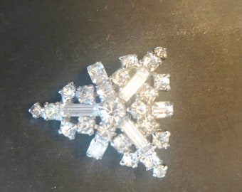 Brooch Lovely Triangle shaped Vintage Rhinestone