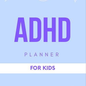 以下が含まれることがあります： 紫色の「ADHD PLANNER FOR KIDS」の文字が入った水色のプランナー。表紙には、スマイリーフェイス、星、渦巻きの落書き風イラストが描かれています。このプランナーは子供向けにデザインされています。
