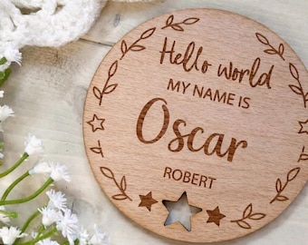 Letrero de madera "Hola Mundo" para anunciar el nacimiento del bebé, personalizado con nombre/detalles del bebé y accesorio para fotos.