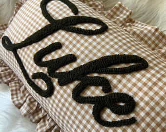 Benutzerdefinierte Name Gingham Rüschenkissen, Punch Needle Neugeborenen Geschenk, Kinderzimmer Dekor, personalisiertes Geschenk für Kinder, Preppy Wohnheim Dekor Geschenk