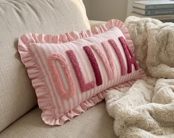 Gepersonaliseerd gestreept kussen met ruches en punch needle-techniek, babykamerdecoratie met eigen naam, geborduurd babycadeau