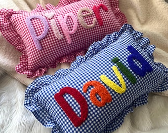 Benutzerdefinierte Kinder Name Punch Nadelkissen, personalisiertes Babygeschenk, Baby-Dusche-Geschenk, Kinderzimmer Zimmer Dekor, Gingham Rüschenkissen, individuelles Babygeschenk