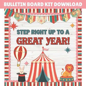 Op de afbeelding: Een prikbordset met een circusthema op een witte achtergrond met houtnerf. De tekst luidt "STEP RIGHT UP TO A GREAT YEAR!" in rood en blauw. Elementen zijn een rood-wit gestreepte circustent, een heteluchtballon, een leeuw en een konijn in een hoge hoed, omlijst door rood, wit en blauwgroen gestreepte randen en vlaggetjes.