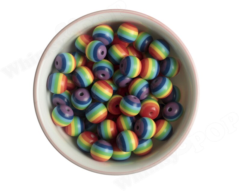 K&ouml;nnte beinhalten: Eine Sch&uuml;ssel gef&uuml;llt mit bunten Regenbogenperlen. Die Perlen sind rund und haben eine gl&auml;nzende Oberfl&auml;che.