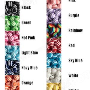 K&ouml;nnte beinhalten: Sortiment an gestreiften Perlen in verschiedenen Farben, darunter Schwarz, Gr&uuml;n, Pink, Hellblau, Dunkelblau, Orange, Rosa, Lila, Regenbogen, Rot, Himmelblau, Wei&szlig; und Gelb.
