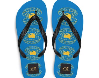 Chanclas de concha azul perlada: cómodas sandalias de playa para el verano.