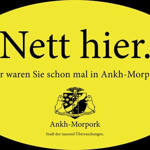 Könnte beinhalten: Ein gelber ovaler Aufkleber mit schwarzem Text. Der Text lautet "Nett hier." und "Aber waren Sie schon mal in Ankh-Morpork?" Das Wappen und die Worte "Ankh-Morpork" und "Stadt der tausend Überraschungen" sind ebenfalls vorhanden.