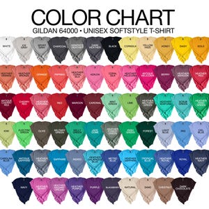 Puede incluir: Carta de colores de camisetas unisex Gildan 64000 softstyle. La carta muestra una amplia gama de colores, incluyendo blanco, gris, negro, naranja, rojo, verde, azul, morado y marr&oacute;n. Cada color est&aacute; etiquetado con su nombre.