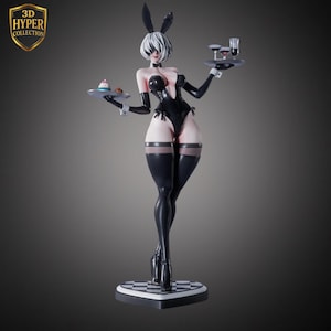 Puede incluir: Figura en blanco y negro de una mujer con un traje de conejita, sosteniendo bandejas con postres y bebidas. La figura tiene un body negro, medias altas hasta el muslo y tacones altos. La base es un patrón de tablero de ajedrez en blanco y negro. El logo "3D HYPER COLLECTION" está arriba a la izquierda.