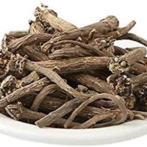 Puede incluir: Un plato de cer&aacute;mica blanco lleno de ra&iacute;z de valeriana seca y marr&oacute;n. Las ra&iacute;ces son largas, retorcidas y tienen una textura rugosa. La imagen est&aacute; bien iluminada, destacando el color y la forma naturales de la valeriana.