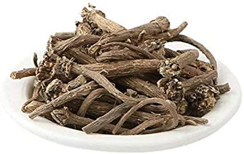 Puede incluir: Un plato de cer&aacute;mica blanco lleno de ra&iacute;z de valeriana seca y marr&oacute;n. Las ra&iacute;ces son largas, retorcidas y tienen una textura rugosa. La imagen est&aacute; bien iluminada, destacando el color y la forma naturales de la valeriana.