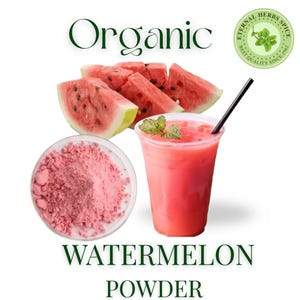 Könnte beinhalten: Das Bild zeigt Wassermelonenstücke, ein Glas Wassermelonensaft mit Minzdekor und einem schwarzen Strohhalm sowie eine Schüssel mit rosa Wassermelonenpulver. Die Wörter "Organic" und "Watermelon Powder" sind zu sehen.