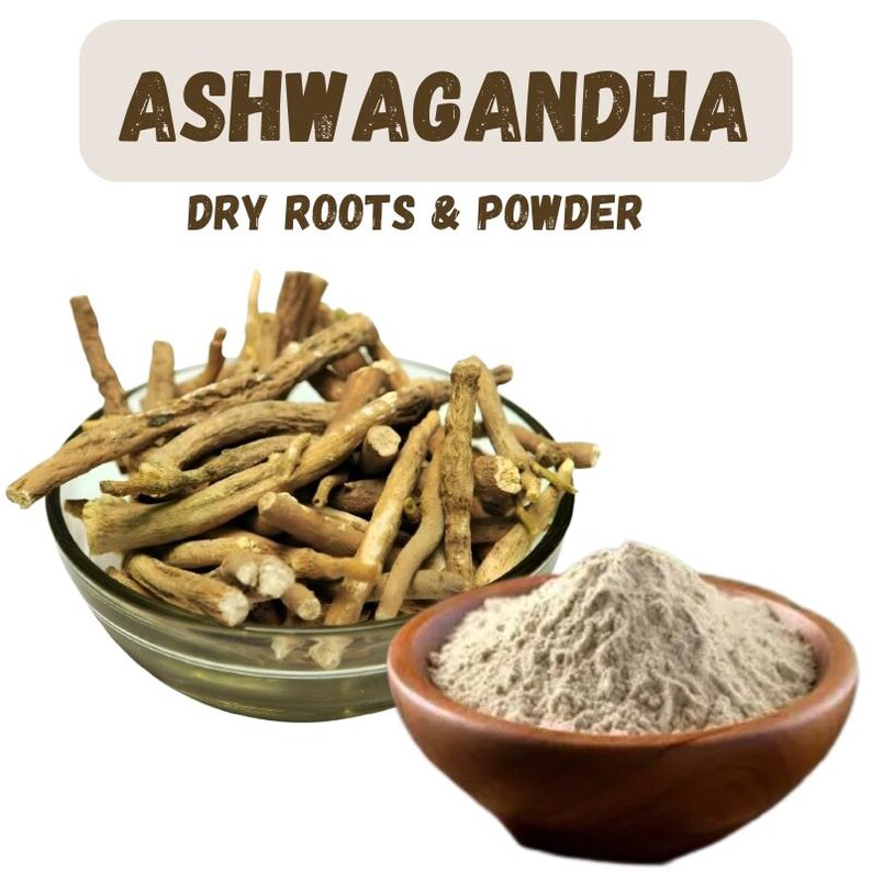 Op de afbeelding: Afbeelding van ashwagandha droge wortels en poeder. De tekst "ASHWAGANDHA DRY ROOTS & POWDER" wordt bovenaan weergegeven. De afbeelding toont een glazen kom gevuld met droge wortels en een kleine houten kom gevuld met ashwagandha poeder.