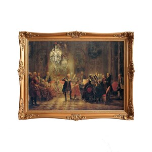Könnte beinhalten: Gerahmtes Gemälde, das eine klassische Musikaufführung in einem großen Saal zeigt. Das Kunstwerk zeigt einen Geiger als Mittelpunkt, umgeben von einem Orchester und einem Publikum in historischer Kleidung. Der verzierte Goldrahmen verstärkt das historische Thema.