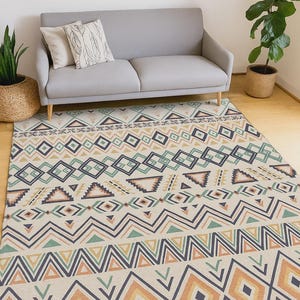 Peut inclure: Un tapis rectangulaire avec un motif géométrique dans les tons beige, orange, vert d'eau et bleu marine. Le tapis présente des motifs de losanges, de triangles et de zigzags, adapté à un salon ou une chambre.